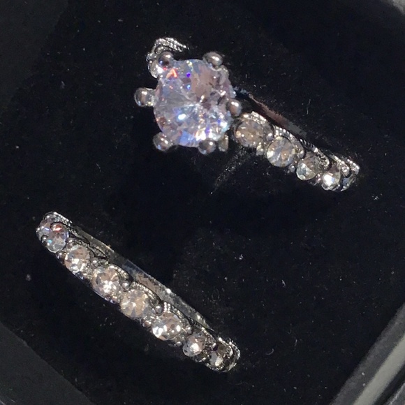 Beautiful silver tone cubic zirconia ring set in silver tone size 6 + box - Picture 9 of 13